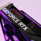 Karta graficzna GeForce RTX, idealna do gier w 4K. Chłodzenie z fioletowym podświetleniem.