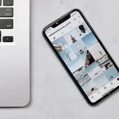 Telefon z Instagramem obok laptopa. Dowiedz się, jak połączyć telefon z komputerem przez WiFi, by łatwo przesyłać pliki.