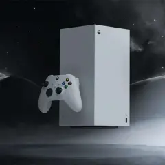 Biały kontroler Xbox i konsola Series X unoszą się w kosmicznej scenerii, przypominając o dniu, kiedy wyszedł Xbox Series X.