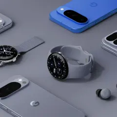 Zestaw urządzeń Google: telefony, smartwatch i słuchawki, napędzane przez potężny procesor Google Tensor.