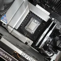 Komputer z procesorem Intel Core i5, płytą główną Z790 i kartą graficzną GeForce. Idealny zestaw z wieloma rdzeniami do gier.