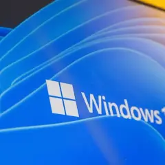 Logo Windows 11 na niebieskim tle. Dowiedz się, jak zainstalować Windows 11 na starym komputerze, nawet jeśli nie spełnia wymagań.