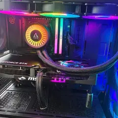 Wnętrze komputera z podświetleniem RGB. Chłodzenie procesora Arctic, karta GeForce RTX, RAM. Jak dobrać procesor do płyty głównej?