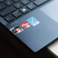 Naklejki na laptopie: AMD Ryzen 7 6800H, AMD Radeon, Dolby Vision Atmos i Pantone Validated.