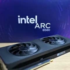 Karta graficzna Intel Arc A580 z dwoma wentylatorami na tle fioletowego pudełka z logo Intel Arc.