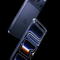 Dwa eleganckie telefony iPhone 18 Pro Max w ciemnym kolorze, jeden z widocznym jabłkiem, drugi z podświetlonym ekranem.