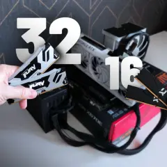 Różne ilości RAM-u do gier: 32 GB vs 16 GB. Dwie ręce trzymają kości pamięci RAM, porównując zestawy.