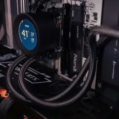 Chłodzenie NZXT z okrągłym, **resizable bar** wyświetlającym temperatury CPU, GPU i cieczy. Widać też kartę GeForce RTX i moduły RAM.