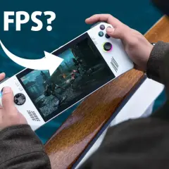 Ręczny gracz cieszy się płynną rozgrywką 60 FPS na konsoli z grafiką AMD Radeon 780M.
