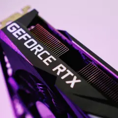 Karta graficzna GeForce RTX, idealna do gier w 4K. Chłodzenie z fioletowym podświetleniem.