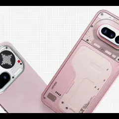 Dwa różowe telefony Nothing Phone (4s) serii, jeden z widocznym modułem aparatu z ikoną X, drugi z przezroczystym tyłem ukazującym wnętrze.