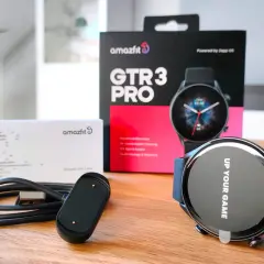 Zestaw Amazfit GTR 3 Pro: smartwatch, ładowarka, instrukcja i pudełko. Gotowy do gry!