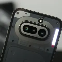 Tył telefonu Nothing 4a z widocznym modułem aparatu i podświetleniem LED.