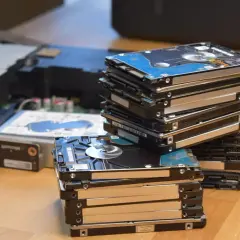 Stosy dysków twardych, gotowe do wymiany na SSD w konsoli Xbox One.
