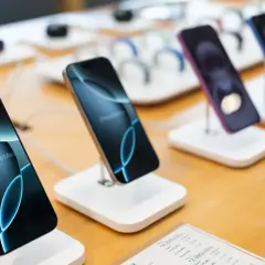 Kilka iPhone'ów na wystawie sklepowej, w tym iPhone 16 Pro Max.