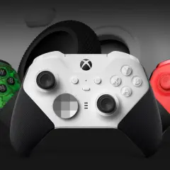 Trzy kontrolery Xbox Elite Series 3 w kolorach zielonym, białym i czerwonym, gotowe do gry.