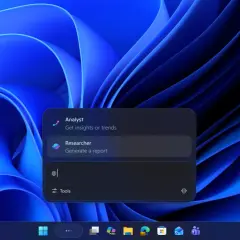 Przezroczysty pasek zadań Windows 11 z menu kontekstowym "Analyst" i "Researcher".