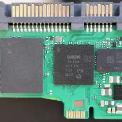 Wnętrze dysku SSD NVMe. Widoczny kontroler Samsung i układy pamięci flash. Szybki dysk, który odpowiada na pytanie: nvme co to.