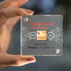 Dłoń trzyma przezroczysty kwadrat z logo Qualcomm Snapdragon 888 5G Mobile Platform, symbolizujący moc i innowacje.