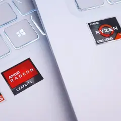Naklejki AMD Ryzen 5 i Ryzen 7 z grafiką Radeon Graphics na białej klawiaturze laptopa.