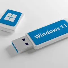 Bootowalny pendrive z logo Windows 11. Gotowy do instalacji systemu.
