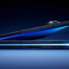 Czarne, częściowo otwarte urządzenie Samsung Galaxy Z Trifold z niebieskim podświetleniem.