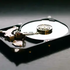 Otwarty dysk twardy, jego mechanizm i talerze. Zastanawiasz się, jak odzyskać dane z dysku zewnętrznego?