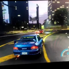 NFS Unbound: niebieski Subaru WRX na nocnej ulicy, prędkość 90 km/h. Sprawdź wymagania gry, by cieszyć się taką grafiką.