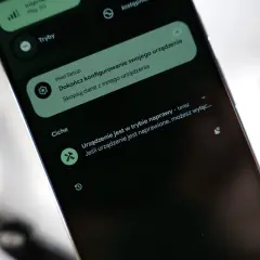 Ekran telefonu z powiadomieniem "Dokończ konfigurowanie swojego urządzenia". Dowiedz się, jak włączyć lokalizację w telefonie, by korzystać z pełni funkcji.