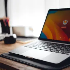 Laptop z kolorowym ekranem logowania, gotowy do pracy. Różne systemy operacyjne na komputer oferują unikalne doświadczenia.