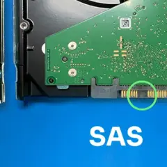 Porównanie interfejsów dysków twardych: SATA, SAS i NVMe. Widoczne złącza zasilania i danych.
