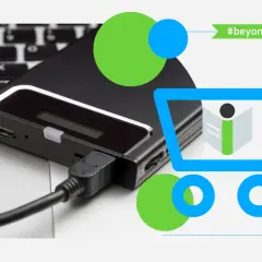 Zewnętrzny dysk twardy podłączony do laptopa. Zastanawiasz się, ile kosztuje dysk do komputera? Sprawdź ceny!