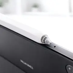 Biały rysik magnetycznie przyczepiony do krawędzi Huawei MatePad 11.5 S.