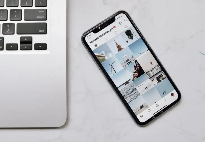 Telefon z Instagramem obok laptopa. Dowiedz się, jak połączyć telefon z komputerem przez WiFi, by łatwo przesyłać pliki.