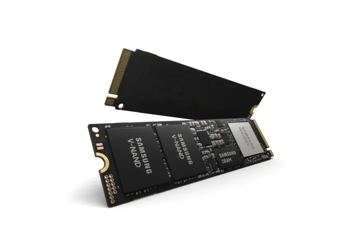 Dwa dyski SSD NVMe Samsung. Jeden leży na drugim, oba z widocznymi układami V-NAND i kontrolerem Phoenix.