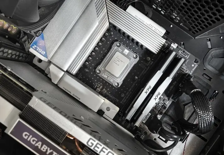 Komputer z procesorem Intel Core i5, płytą główną Z790 i kartą graficzną GeForce. Idealny zestaw z wieloma rdzeniami do gier.