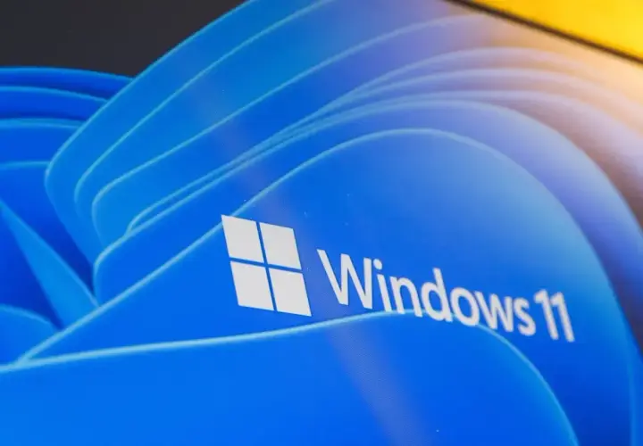 Logo Windows 11 na niebieskim tle. Dowiedz się, jak zainstalować Windows 11 na starym komputerze, nawet jeśli nie spełnia wymagań.
