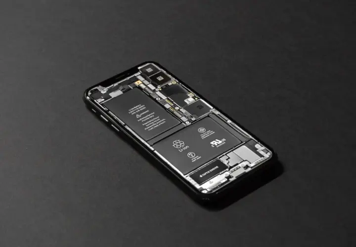Rozłożony telefon z widoczną baterią Li-ion. Dowiedz się, jak dbać o baterie w telefonie, by służyły dłużej.