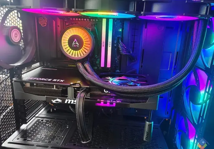 Wnętrze komputera z podświetleniem RGB. Chłodzenie procesora Arctic, karta GeForce RTX, RAM. Jak dobrać procesor do płyty głównej?