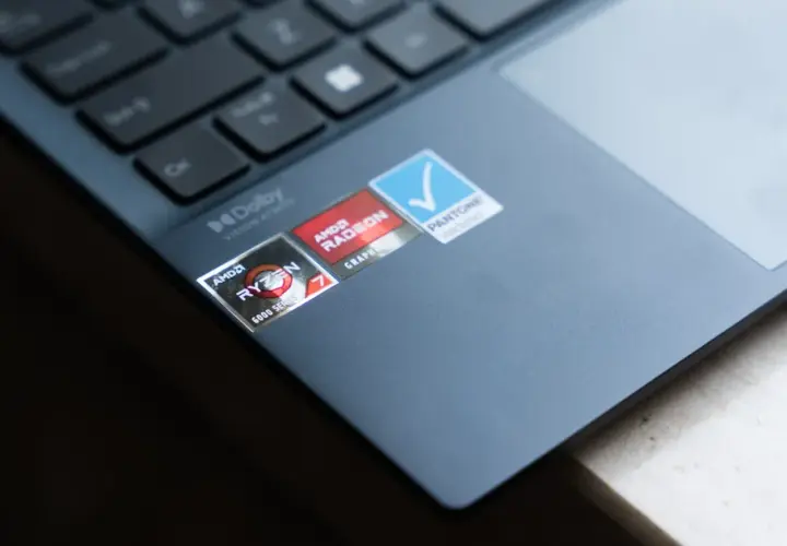 Naklejki na laptopie: AMD Ryzen 7 6800H, AMD Radeon, Dolby Vision Atmos i Pantone Validated.