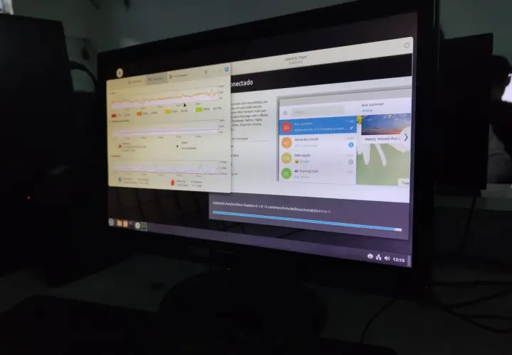 Monitor z systemem Linux, pokazujący wykresy użycia CPU i sieci. Idealny dla początkujących w świecie linux.