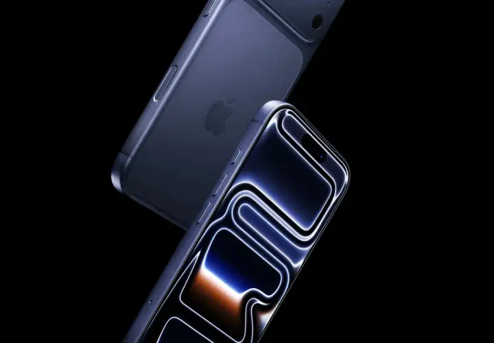 Dwa eleganckie telefony iPhone 18 Pro Max w ciemnym kolorze, jeden z widocznym jabłkiem, drugi z podświetlonym ekranem.
