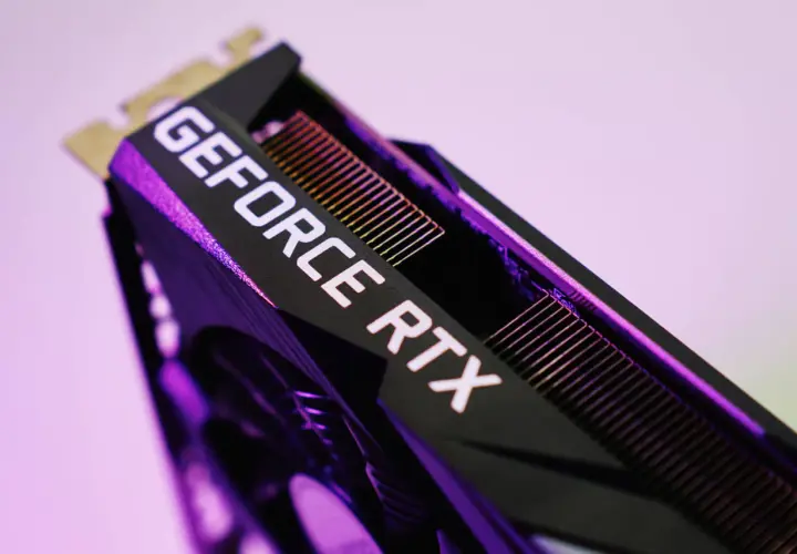 Karta graficzna GeForce RTX, idealna do gier w 4K. Chłodzenie z fioletowym podświetleniem.