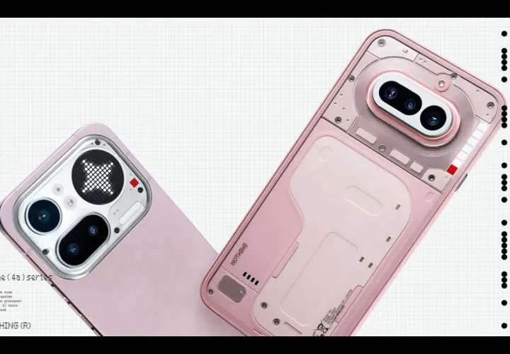 Dwa różowe telefony Nothing Phone (4s) serii, jeden z widocznym modułem aparatu z ikoną X, drugi z przezroczystym tyłem ukazującym wnętrze.