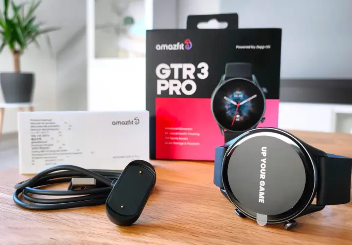 Zestaw Amazfit GTR 3 Pro: smartwatch, ładowarka, instrukcja i pudełko. Gotowy do gry!