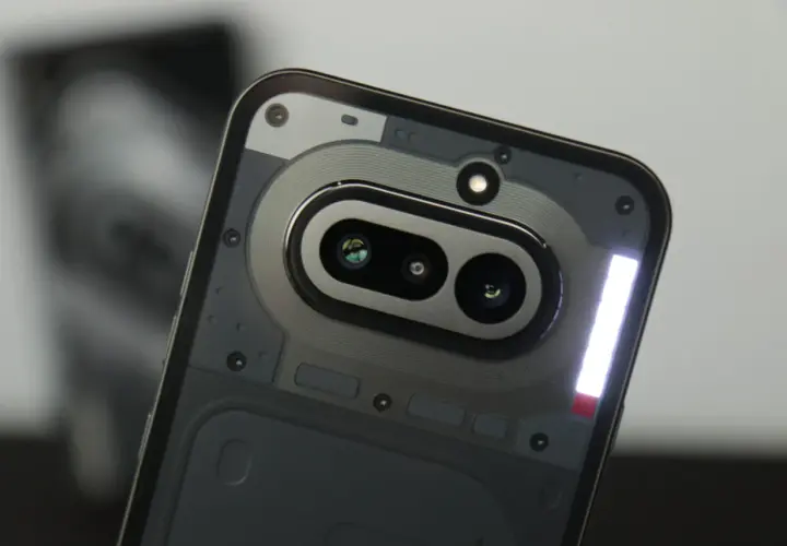 Tył telefonu Nothing 4a z widocznym modułem aparatu i podświetleniem LED.