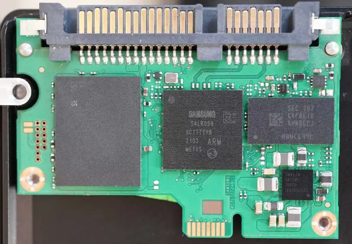 Wnętrze dysku SSD NVMe. Widoczny kontroler Samsung i układy pamięci flash. Szybki dysk, który odpowiada na pytanie: nvme co to.