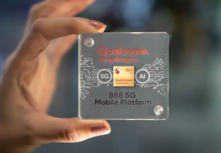 Dłoń trzyma przezroczysty kwadrat z logo Qualcomm Snapdragon 888 5G Mobile Platform, symbolizujący moc i innowacje.