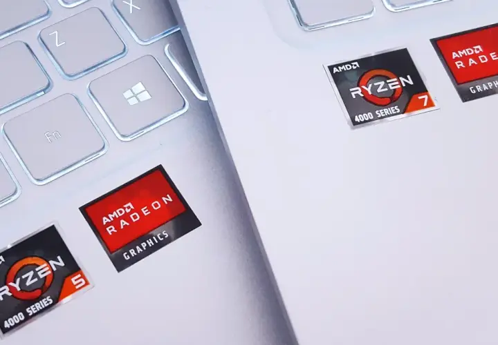 Naklejki AMD Ryzen 5 i Ryzen 7 z grafiką Radeon Graphics na białej klawiaturze laptopa.