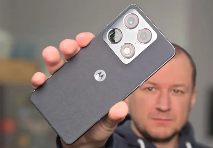 Mężczyzna prezentuje smartfon Motorola z charakterystycznym logo i modułem aparatów.